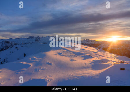 Blick vom Gipfel hoher Sarstein auf das Dachsteingebirge bei Sonnenuntergang, Österreich, Oberösterreich, Upper Austria, Hallstatt Stockfoto