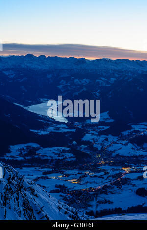 Blick vom Gipfel hoher Sarstein auf das Ausseerland mit den Grundlsee und Bad Aussee, im Hintergrund die Totes Gebirge (Tote Stockfoto