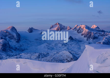 Blick vom Gipfel hoher Sarstein (mit Gesims) auf den Dachstein, im ersten Licht des Morgens, Österreich, Oberösterrei Stockfoto