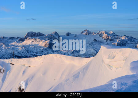 Blick vom Gipfel hoher Sarstein (mit Gesims) auf den Dachstein, im ersten Licht des Morgens, Österreich, Oberösterrei Stockfoto