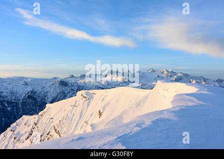 Blick vom Gipfel hoher Sarstein (mit Gesims) auf den Dachstein, im ersten Licht des Morgens, Österreich, Oberösterrei Stockfoto