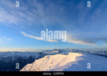 Blick vom Gipfel hoher Sarstein (mit Gesims) auf den Dachstein, im ersten Licht des Morgens, Österreich, Oberösterrei Stockfoto