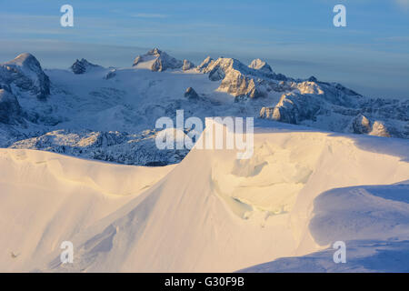 Blick vom Gipfel hoher Sarstein (mit Gesims) auf den Dachstein, im ersten Licht des Morgens, Österreich, Oberösterrei Stockfoto