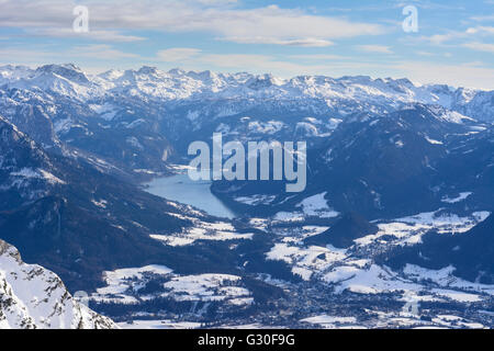 Blick vom Gipfel hoher Sarstein auf das Ausseerland mit den Grundlsee und Bad Aussee, im Hintergrund die Totes Gebirge (Tote Stockfoto