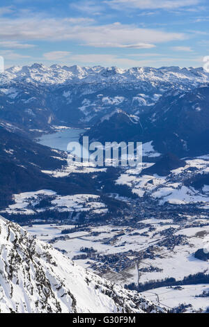 Blick vom Gipfel hoher Sarstein auf das Ausseerland mit den Grundlsee und Bad Aussee, im Hintergrund die Totes Gebirge (Tote Stockfoto