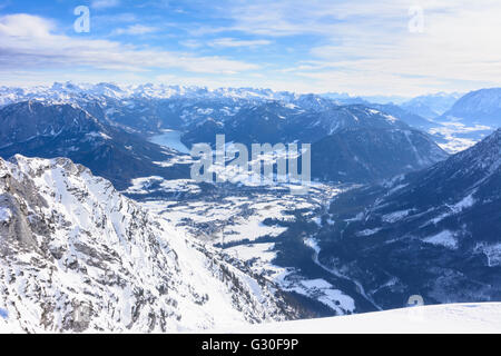 Blick vom Gipfel hoher Sarstein auf das Ausseerland mit den Grundlsee und Bad Aussee, im Hintergrund die Totes Gebirge (Tote Stockfoto