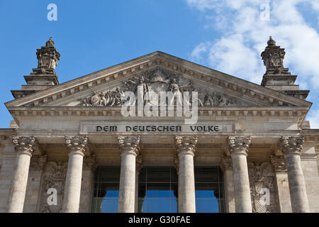 Inschrift "Dem Deutschen Volke", dem deutschen Volk und Erleichterung im Tympanon über dem Haupteingang, Reichstagsgebäude, Stockfoto