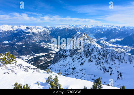 Blick vom Gipfel Hoher Sarstein auf das Ausseerland mit Altaussee und Grundlsee Bad Aussee, im Hintergrund die Behälter Stockfoto