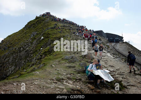 Landschaftsbild von weiblichen und männlichen paar sitzen Kartenlesen, Snowdon, North Wales, Vereinigtes Königreich Stockfoto