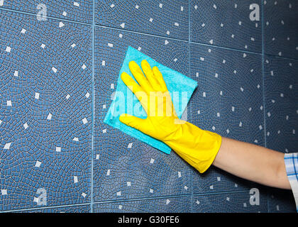 Frau wäscht eine Kachel im Badezimmer, Hand closeup Stockfoto