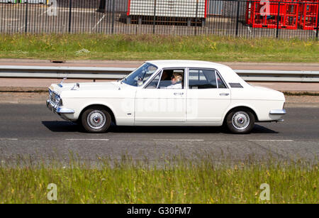 Ein Jahrgang 1960 Ford Zodiac Executive Mark IV Limousine Reisen entlang der Kingsway West Schnellstraße in Dundee, Großbritannien Stockfoto