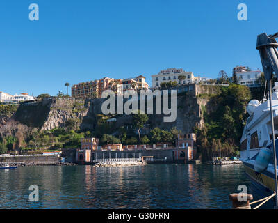 Die Klippen von Sorrent aus dem Hafen, die Marina Piccola, mit der Fähre nach Capri in der dockstylish, Stockfoto