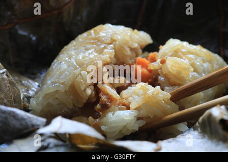 Lo Mai Gai. Gedämpfte Paket von klebrigen Reis mit Schweinefleisch, Garnelen und Ei in Lotusblatt. Detailansicht. Stockfoto