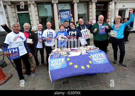 Die britische EU-Referendum: Gruppe von Stimmen bleiben, reden zu öffentlichen in Chichester, West Sussex, UK. Stockfoto