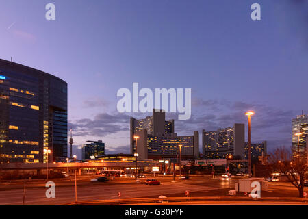 Vienna International Centre (VIC, UNO-City), Donauturm und Metro Linie 1, Österreich, Wien 22., Wien, Wien Stockfoto