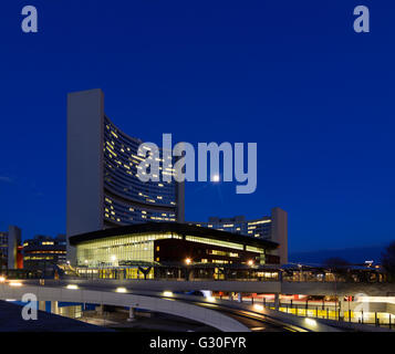 Vienna International Centre (VIC, UNO-City), im Vordergrund das VIC Konferenzgebäude (Gebäude M) mit Vollmond, Au Stockfoto