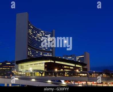Vienna International Centre (VIC, UNO-City), im Vordergrund das VIC Konferenzgebäude (Gebäude M) mit Vollmond, Au Stockfoto