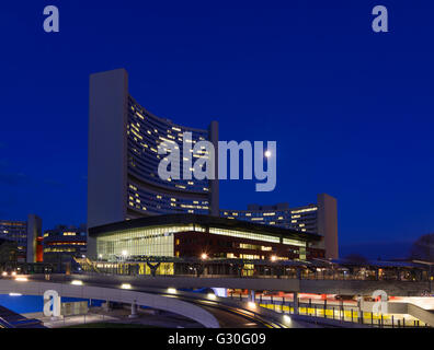 Vienna International Centre (VIC, UNO-City), im Vordergrund das VIC Konferenzgebäude (Gebäude M) mit Vollmond, Au Stockfoto