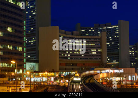 Vienna International Centre (VIC, UNO-City) und u-Bahn Linie 1, Österreich, Wien 22., Wien, Wien Stockfoto