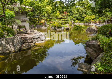Stein Laterne Ishidoro bei Hanahata - Hanahata Garten ist ein japanischer Gemeinschaftsgarten in Adachi-Ku-Tokio. Stockfoto