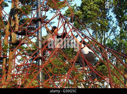 Kinder auf einem Spielplatz klettern die Spinne Stockfoto