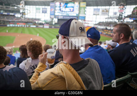 Fans im Miller Park in Milwaukee, Wisconsin Milwaukee Brauer Baseball-Spiel genießen. Stockfoto