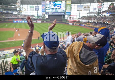 Fans im Miller Park in Milwaukee, Wisconsin Milwaukee Brauer Baseball-Spiel genießen. Stockfoto