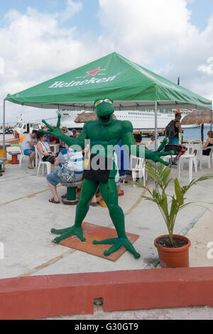 Frosch Statue vor Senor Frog Bar in Cozumel.  Cozumel, Mexiko Stockfoto