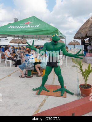 Frosch Statue vor Senor Frog Bar in Cozumel.  Cozumel, Mexiko Stockfoto