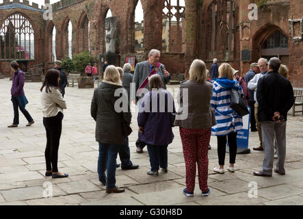 Führung in der alten Kathedrale von Coventry, UK Stockfoto