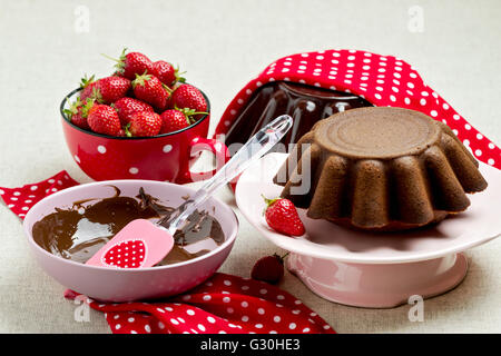 Schokoladenkuchen. Mit Schokoladenglasur und Erdbeeren verzieren. Selektiven Fokus. Stockfoto