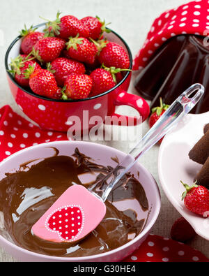 Schokoladenkuchen. Mit Schokoladenglasur und Erdbeeren verzieren. Selektiven Fokus. Stockfoto