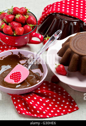 Schokoladenkuchen. Mit Schokoladenglasur und Erdbeeren verzieren. Selektiven Fokus. Stockfoto