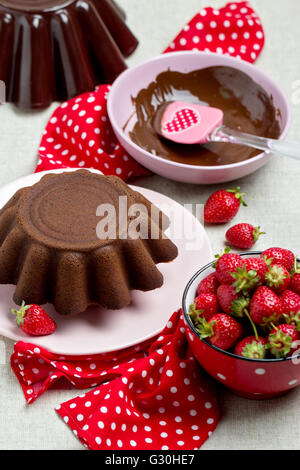 Schokoladenkuchen. Mit Schokoladenglasur und Erdbeeren verzieren. Selektiven Fokus. Stockfoto