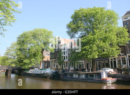 Alte Schiffe und Hausbooten festgemacht Brouwersgracht Kanal entlang im Frühjahr, zentrale Amsterdam, Niederlande Stockfoto