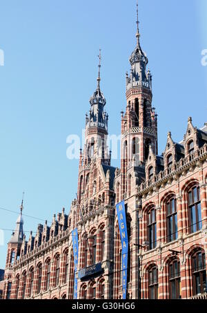 Ende des 19. Jahrhunderts Neo Gothic Magna Plaza Einkaufszentrum am Nieuwezijds Voorburgwal, Amsterdam, Niederlande (ehemaliges Postamt) Stockfoto