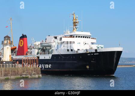 Isle of Arran Caledonian MacBrayne Fähre in Ardrossan Hafen vom Firth of Clyde mit einem Service von Brodick, Schottland Stockfoto