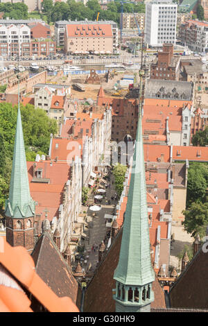 Mariacka Street, Gdansk, Polen - Draufsicht auf eine der schönsten Straßen in Danzig von Str. Marys Kirche Stockfoto