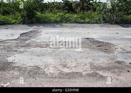 Beschädigte Straße in die Landschaft, beschädigte asphaltierte Straße mit Schlaglöchern verursacht, schlechten Strasse. Stockfoto