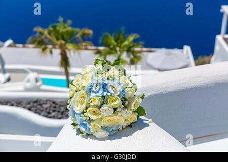Hochzeit Bouquet der Braut auf Hintergrund der Architektur von Santorini Stockfoto
