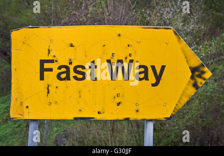 Text schnell Weg auf ein gelbes Schild geschrieben Stockfoto