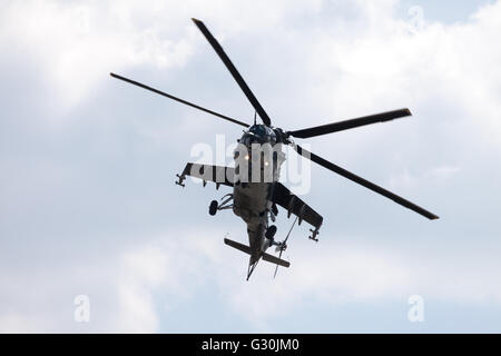 BERLIN / Deutschland - 3. Juni 2016: Tschechische Mil Mi - 24 Hind Angriff Hubschrauber fliegen auf der ILA in Berlin, Deutschland am 3. Juni 2016. Stockfoto