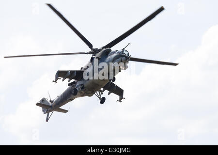 BERLIN / Deutschland - 3. Juni 2016: Tschechische Mil Mi - 24 Hind Angriff Hubschrauber fliegen auf der ILA in Berlin, Deutschland am 3. Juni 2016. Stockfoto