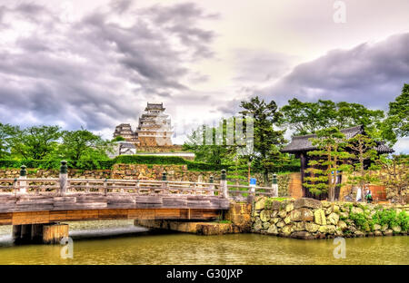 Eingang zum Gelände der Burg Himeji umgeben von einem Wassergraben mit Haupttor und Brücke Stockfoto