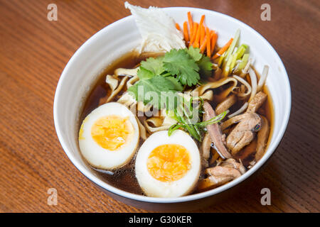 Ramen-Suppe in eine Schüssel auf einem Holztisch im asiatischen restaurant Stockfoto