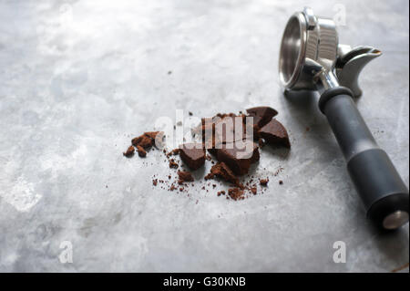 Espresso Maschine Korb (Siebträger) und verwendeten Kaffee zu mahlen Stockfoto