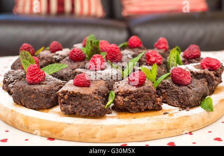 Himbeere gekrönt Schokoladen-Brownies mit Minze Zweige. Stockfoto