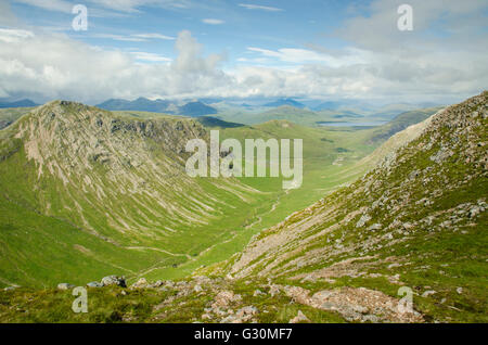 Buachaille Etive Beag angesehen von Buachaille Etive Mor in Glen Coe nach Blackwater Reservoir, Scotland, United Kingdo Stockfoto