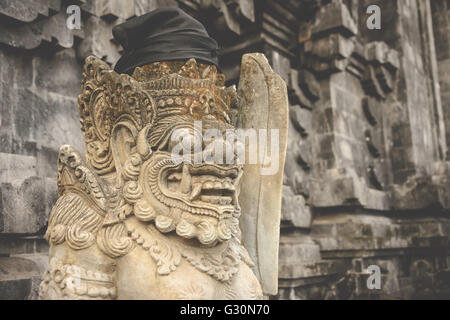 Skulpturen und Schnitzereien in einem kleinen Tempel in Bali Stockfoto