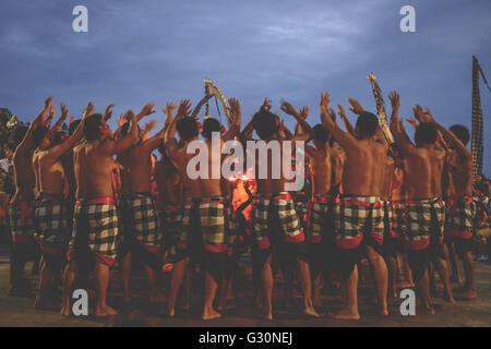 Die Balinesen Feuer Tanz-Performance in Uluwatu, Bali Stockfoto